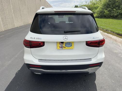 Digital White Metallic 2021 Mercedes-Benz GLB 250 4MATIC