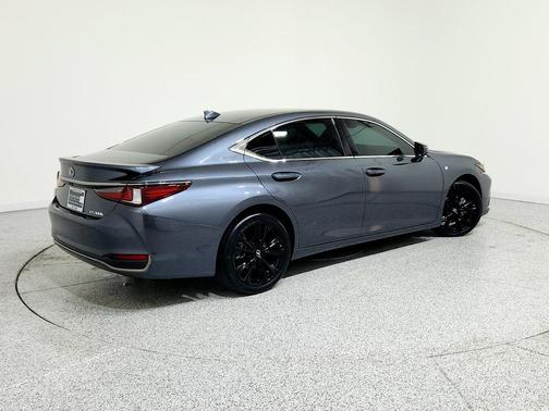 2023 Lexus ES 300h F SPORT Handling