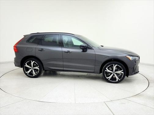 2022 Volvo XC60 B5 R-Design