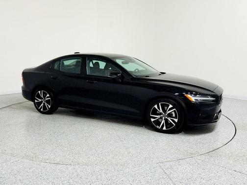 2024 Volvo S60 B5 Plus Dark Theme