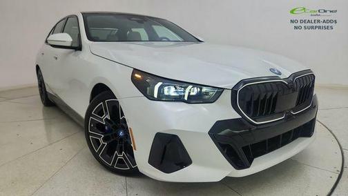 Mineral White Metallic 2024 BMW i5 eDrive40