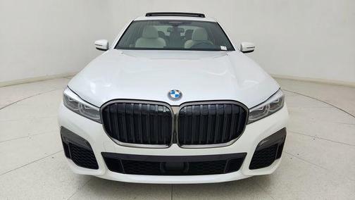 Mineral White Metallic 2022 BMW 740 i