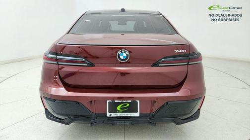 Aventurin Red Metallic 2023 BMW 740 i