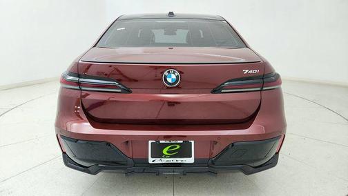 Aventurin Red Metallic 2023 BMW 740 i