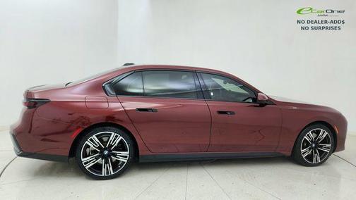 Aventurin Red Metallic 2023 BMW 740 i