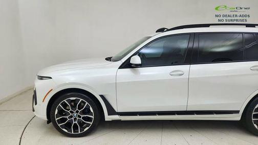 Mineral White Metallic 2023 BMW X7 xDrive40i