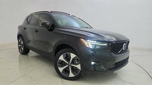 2024 Volvo XC40 B5 Plus Dark Theme