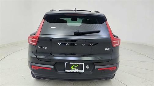 2024 Volvo XC40 B5 Plus Dark Theme