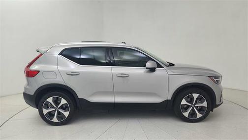 2023 Volvo XC40 B5 Plus Bright Theme