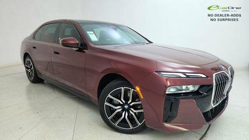 Aventurin Red Metallic 2025 BMW 740 740i