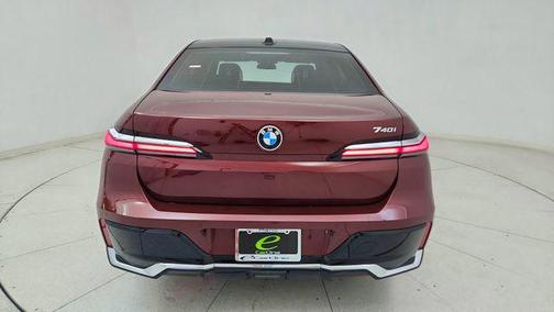 Aventurin Red Metallic 2025 BMW 740 740i