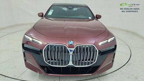 Aventurin Red Metallic 2025 BMW 740 740i