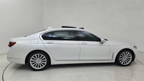 2022 BMW 740 i