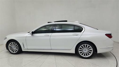 2022 BMW 740 i