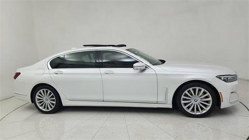 2022 BMW 740 i