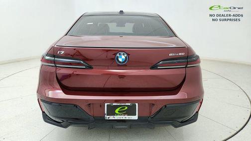 Aventurin Red Metallic 2024 BMW i7 eDrive50