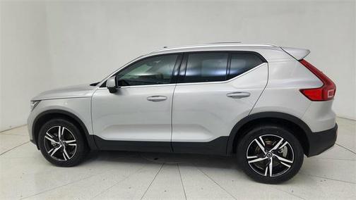 2025 Volvo XC40 B5 Core Bright Theme