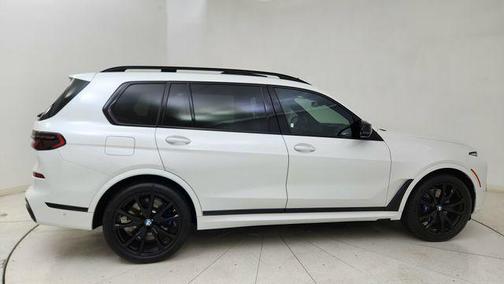 Mineral White Metallic 2024 BMW X7 M60i