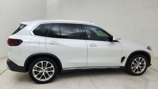 Mineral White Metallic 2025 BMW X5 xDrive40i