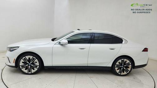 Alpine White 2025 BMW 530 530i
