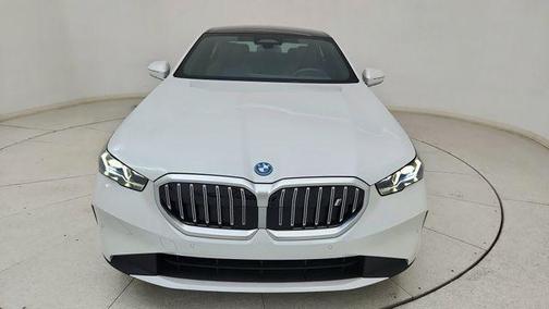 Mineral White Metallic 2025 BMW i5 xDrive40