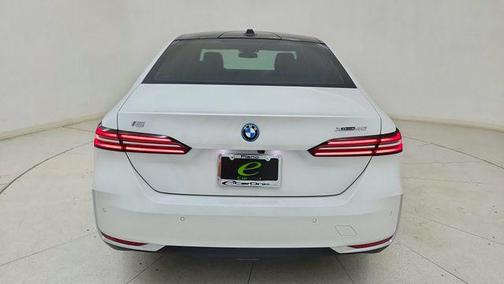 Mineral White Metallic 2025 BMW i5 xDrive40