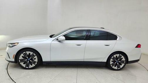 Mineral White Metallic 2025 BMW i5 xDrive40