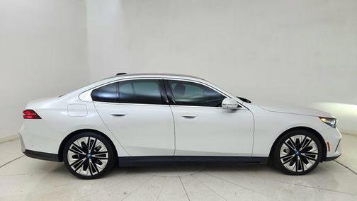 Mineral White Metallic 2025 BMW i5 xDrive40
