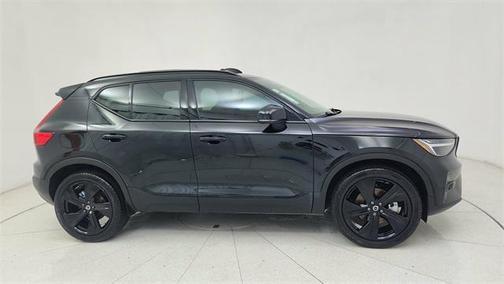 2023 Volvo XC40 B5 Plus Dark Theme