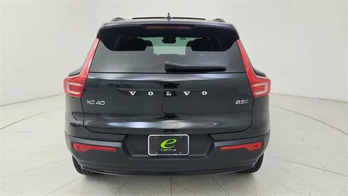 2023 Volvo XC40 B5 Plus Dark Theme