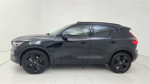 2023 Volvo XC40 B5 Plus Dark Theme