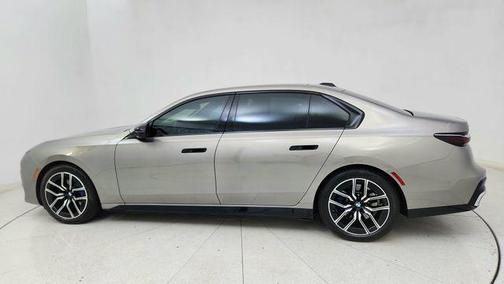 Oxide Grey Metallic 2024 BMW i7 M70