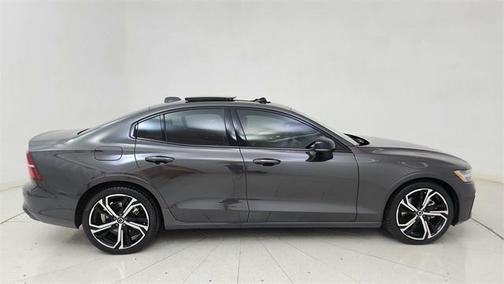 2024 Volvo S60 B5 Plus Dark Theme