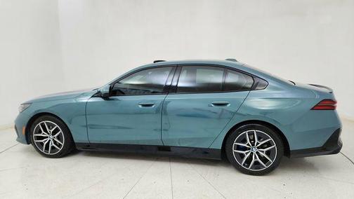 Cape York Green Metallic 2026 BMW i5 xDrive40