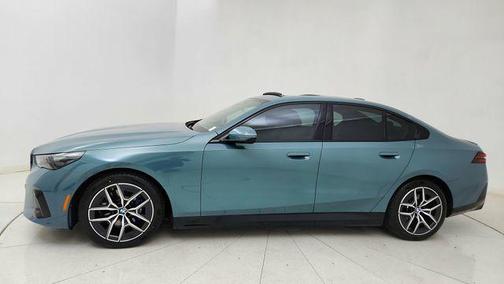 Cape York Green Metallic 2026 BMW i5 xDrive40