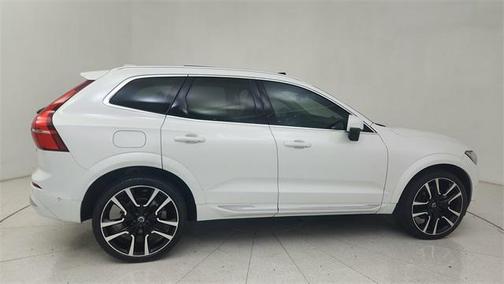2023 Volvo XC60 B5 Ultimate Bright Theme