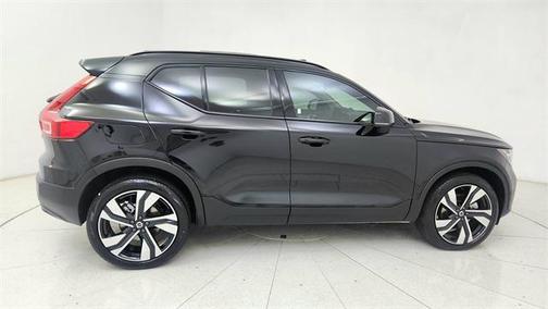 2025 Volvo XC40 B5 Plus Dark Theme