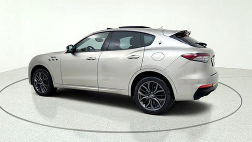 Bianco Alpi Tri-Coat 2022 Maserati Levante Modena