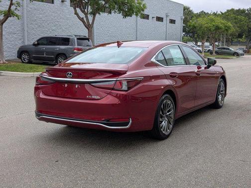 2025 Lexus ES 300h Luxury