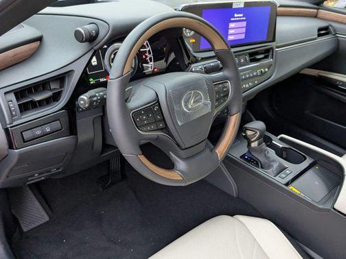 2025 Lexus ES 300h Luxury