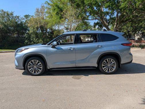 Moon Dust 2021 Toyota Highlander Hybrid Platinum