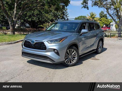 Moon Dust 2021 Toyota Highlander Hybrid Platinum