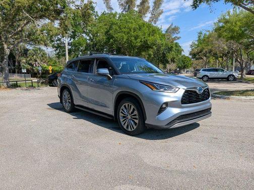 Moon Dust 2021 Toyota Highlander Hybrid Platinum