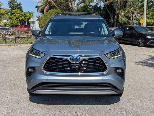 Moon Dust 2021 Toyota Highlander Hybrid Platinum