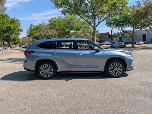 Moon Dust 2021 Toyota Highlander Hybrid Platinum