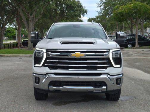 Iridescent Pearl Tricoat 2024 Chevrolet Silverado 2500 LTZ