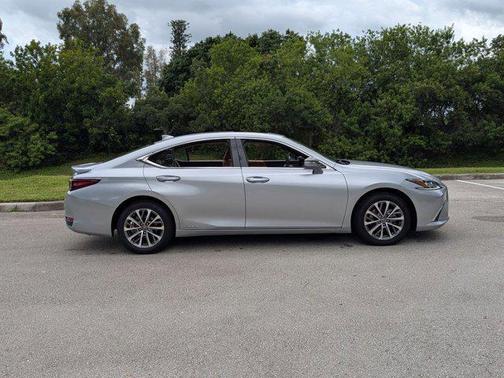 2022 Lexus ES 300h Base