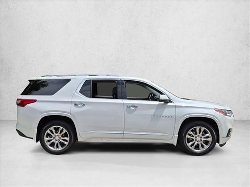 Iridescent Pearl Tricoat 2021 Chevrolet Traverse High Country