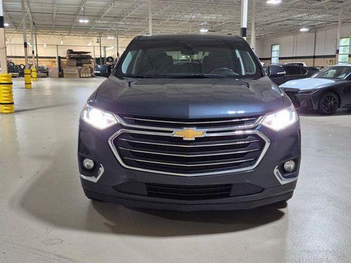 Graphite Metallic 2020 Chevrolet Traverse LT Cloth