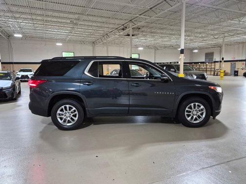 Graphite Metallic 2020 Chevrolet Traverse LT Cloth